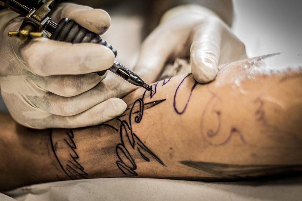 Ile kosztuje wytatuowanie napisu? Jakie czynniki warto wziąć pod uwagę przy wyborze tatuatora?